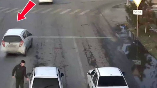 Андижонда йўл ўртасида саломлашган ҳайдовчилар бошқа автомобиль жаримага тортилишига сабаб бўлди