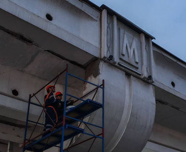 Тошкентда ерусти метросининг фасадидаги сувоқ тўхтаб турган автомобиль устига тушиб кетди